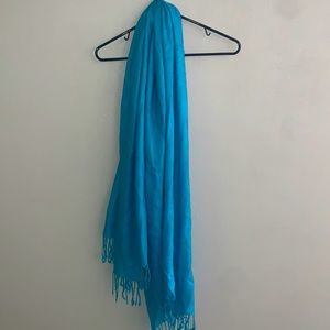 Blue scarf, never warn